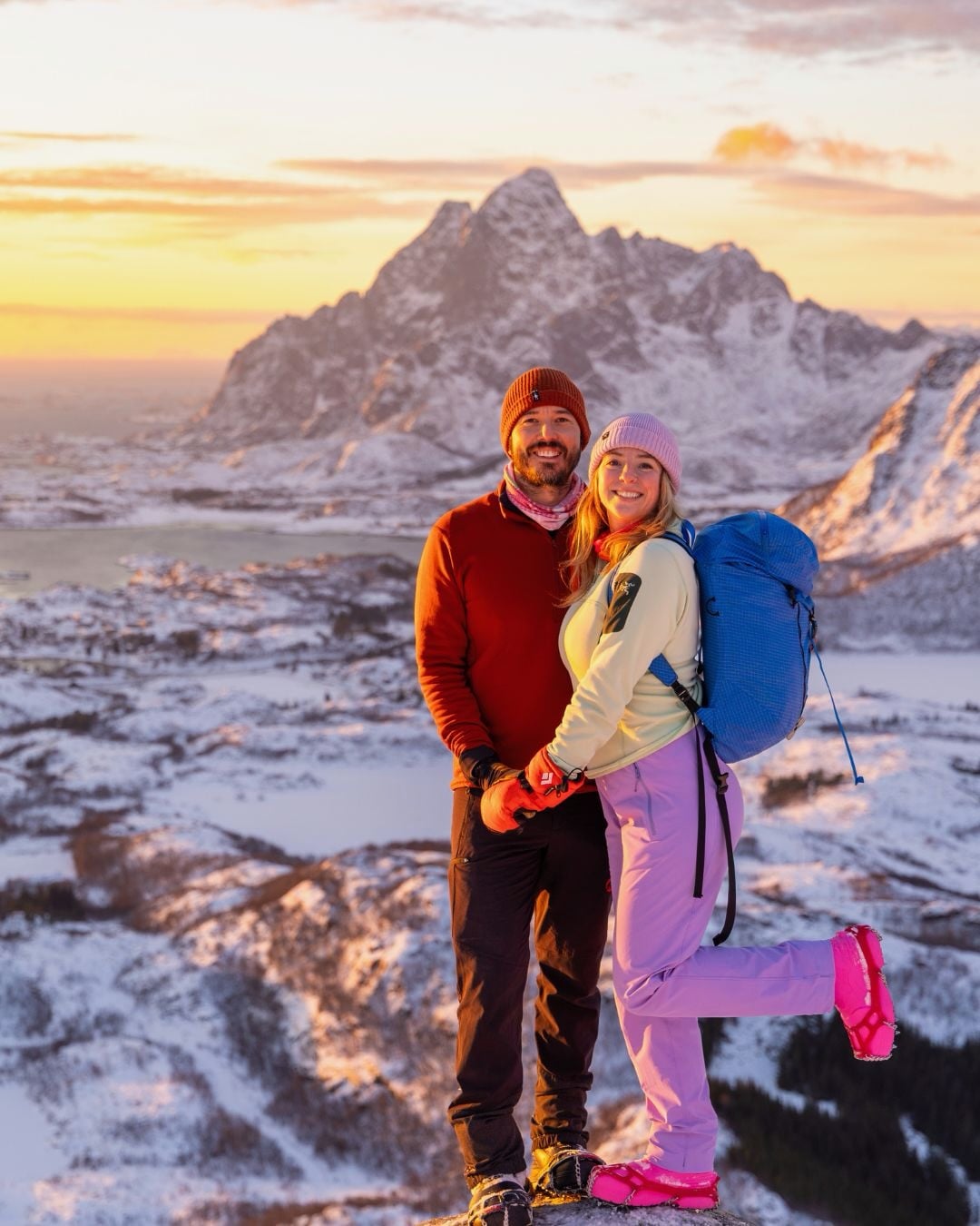 magical winter lighting delivering midday sunrises and northern lights before dinner ✨ 

—
#lofoten #winter #norway #northernlights #polarnight