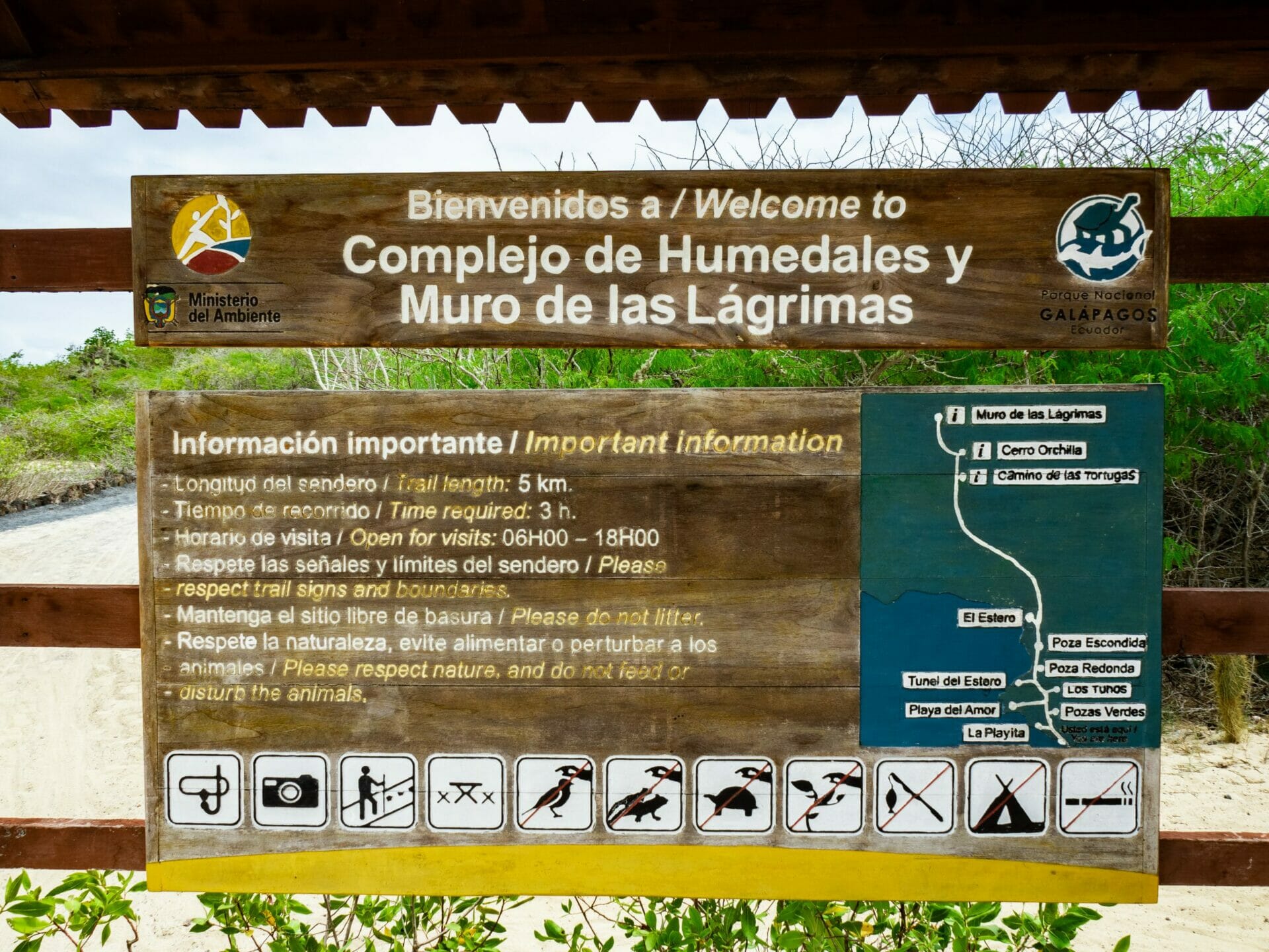 Sign and map at entrance to Los Humedales and Muro de las Lágrimas