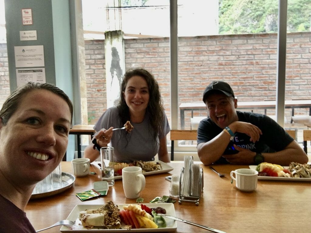 Friends eating breakfast at Community Hostel Baños