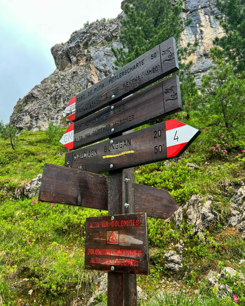 Alta Via 2 trail signs
