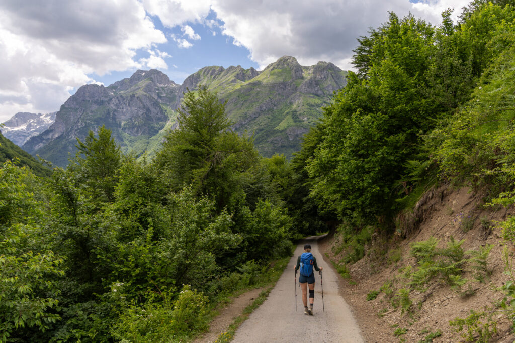 Hiking to Vusanje