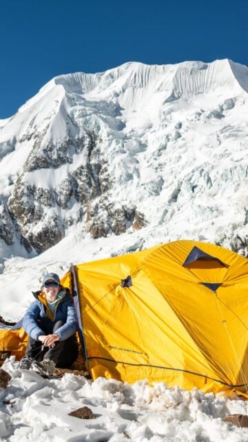 if you’ve ever thought bed should be on the ground, temps should be sub-zero, and air should have WAY less oxygen, allow me to recommend:

📍 Illimani High Camp (5,500m)

in all honesty, this was one of the most spectacular nights I’ve EVER spent in a tent, and Pachamama even hooked us up with perfectly calm conditions ahead of the big day 🤩🤩

—
#illimani #bolivia #cordillerareal #bolivianmountaineering #basecamp