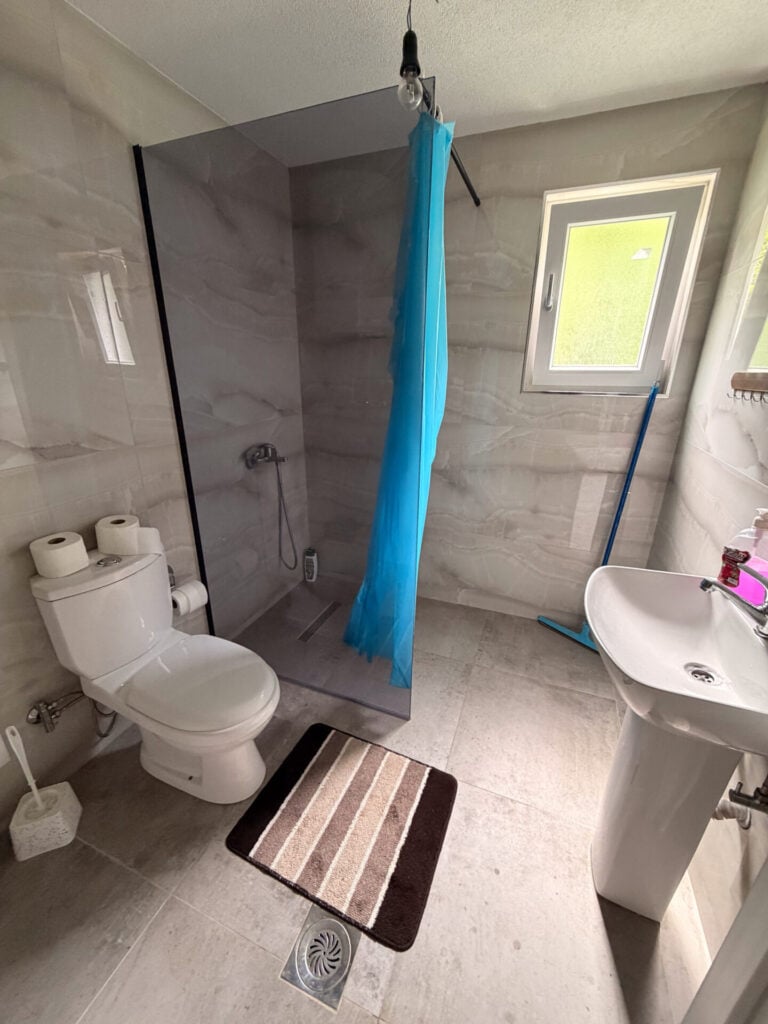 Bathroom at Guesthouse Shqiponja in Drelaj