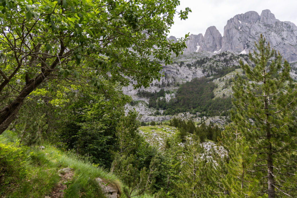Hiking to the Ropojana Valley