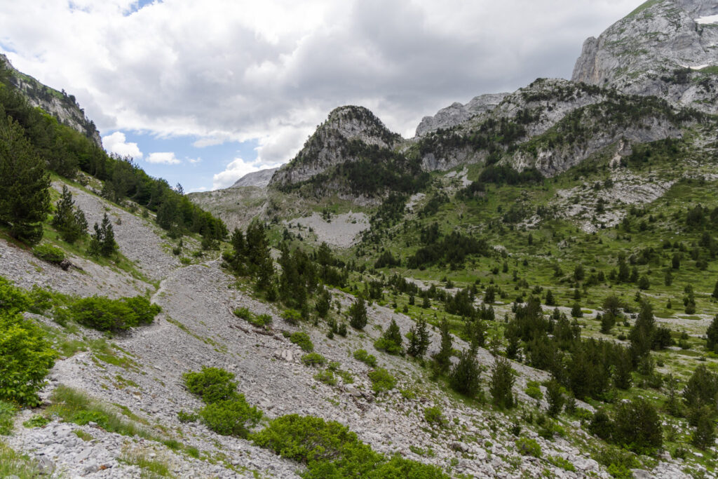 Hiking to the Ropojana Valley